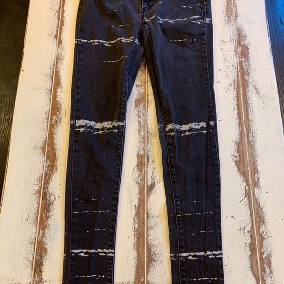 Levi's Skinny Faded Black Painted Jean - Picture 1 of 6